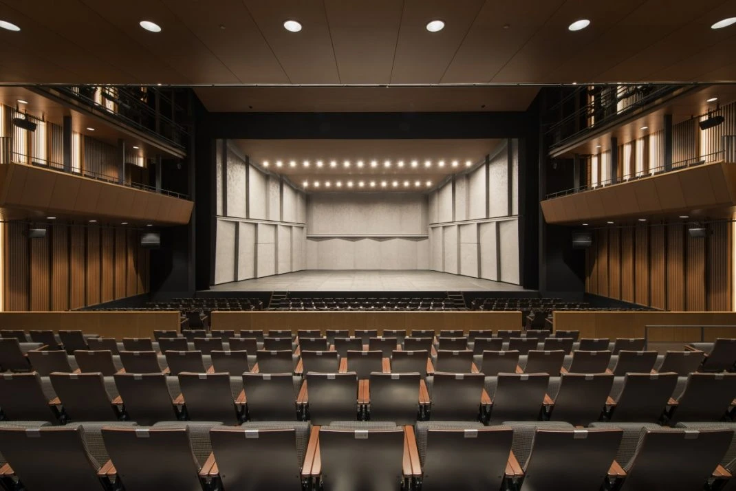 ROHM Theatre Kyoto South Hall 的舞台與觀眾席